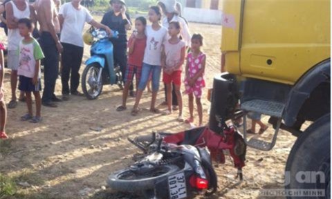 Nghệ An: Xe chở đất tông xe máy, cuốn thanh niên vào gầm
