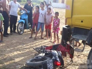 Nghệ An: Xe chở đất tông xe máy, cuốn thanh niên vào gầm