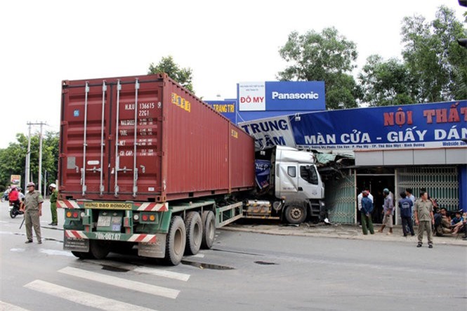 Container tông sập tường cửa hàng nội thất, 3 người thoát chết