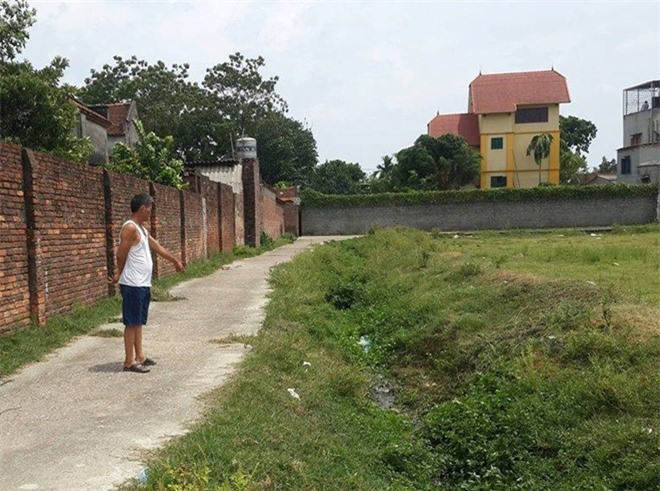 Gia đình mang thi thể bị đâm đặt giữa nhà nghi phạm