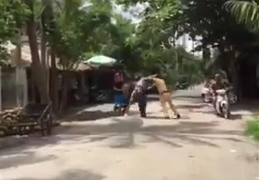 Khởi tố 2 đối tượng đạp đổ môtô tuần tra, vây đánh CSGT 