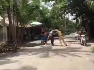 Khởi tố 2 đối tượng đạp đổ môtô tuần tra, vây đánh CSGT