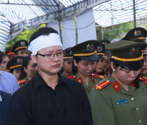 Nhói đau phút tiễn biệt người mẹ ung thư nhường con sự sống