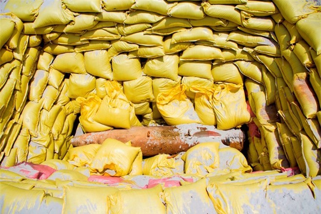 Bắt giữ 7 người đào bom có thuốc nổ đem bán