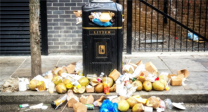 Tây Ban Nha: Em của Vua cũng bị phạt nếu vứt rác bừa bãi