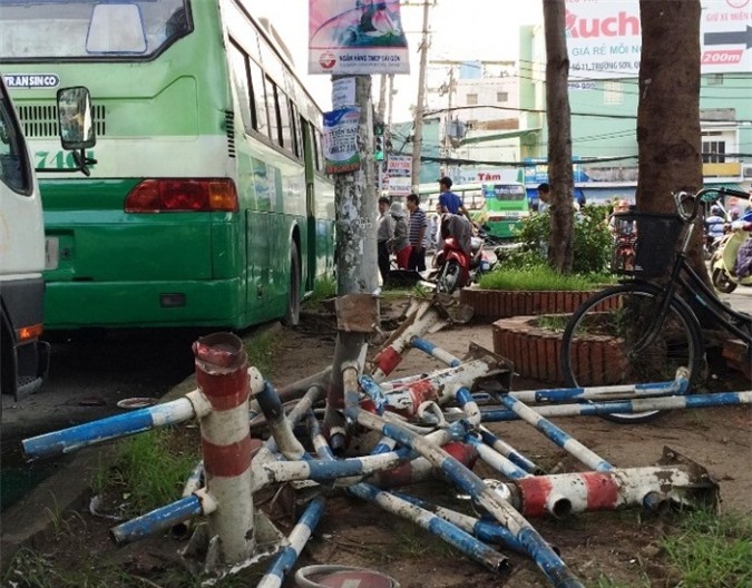 Xe bồn tông xe buýt ở Sài Gòn, 15 hành khách thoát chết