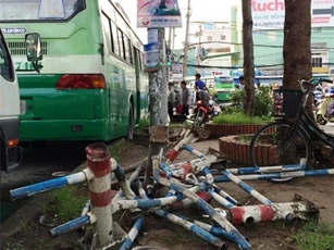 Xe bồn tông xe buýt ở Sài Gòn, 15 hành khách thoát chết