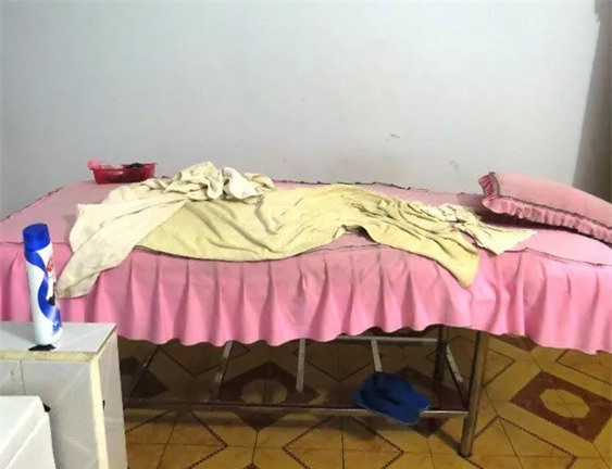 Bắt quả tang nhân viên kích dục khách trong tiệm massage