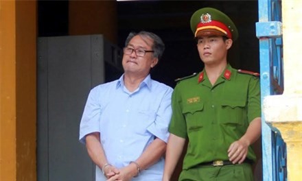 Bị cáo Phạm Công Danh bật khóc, đòi có người hỗ trợ tại tòa