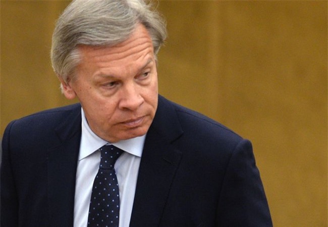 Clinton chính thức bước vào cuộc đua "song mã" với Trump