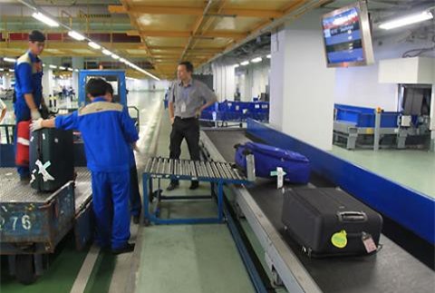 Nhân viên bốc xếp ở sân bay Nội Bài trộm iPad của hành khách