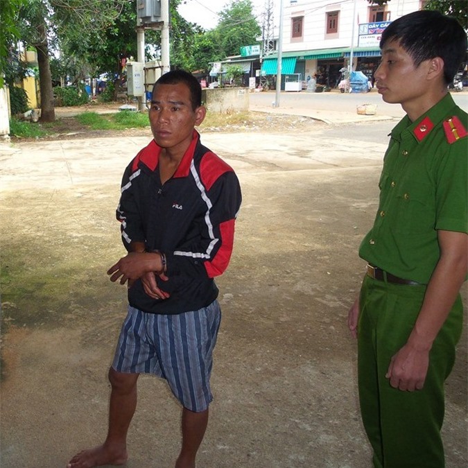 Thanh niên “ngáo đá” cầm tuýp sắt đập phá trụ ATM và ô tô