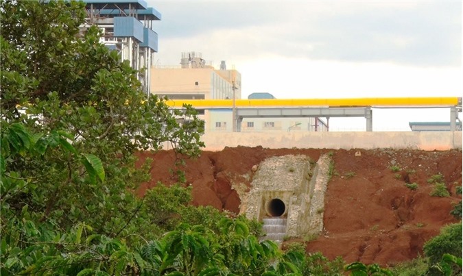 Vỡ đường ống chứa hóa chất ở nhà máy sản xuất alumin