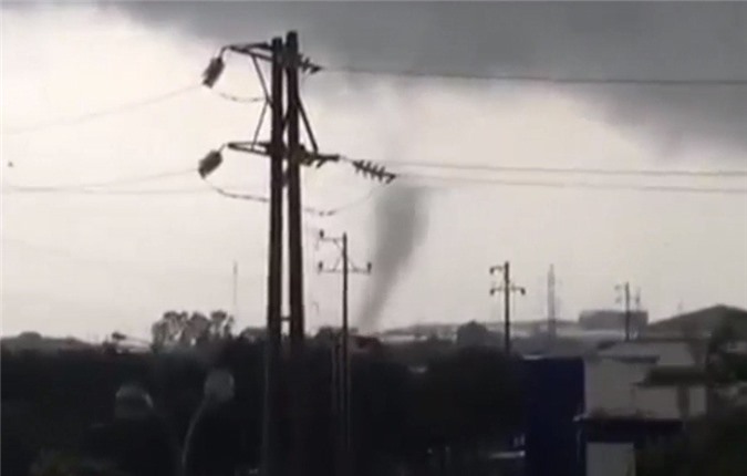 Vòi rồng xuất hiện ở Bắc Ninh, thổi bay hàng chục mái nhà