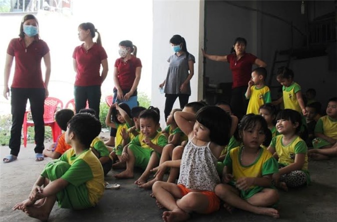 Xưởng đệm mút 1.000m2 bốc cháy, sơ tán khẩn cấp 300 em nhỏ