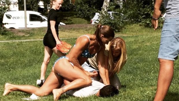 Ảnh nữ cảnh sát mặc bikini bắt trộm gây sốt mạng xã hội