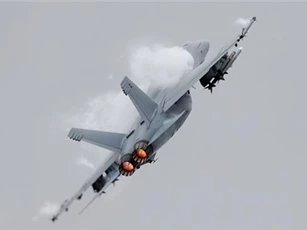 Mỹ: Chiến đấu cơ F/A-18 nổ tung trên không, phi công tử nạn