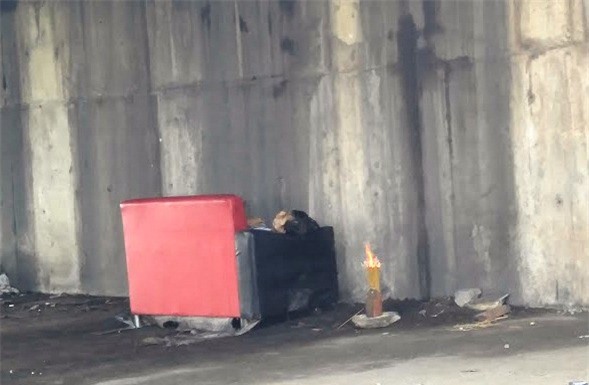 Hoảng hồn nam thanh niên chết trên ghế sô pha dưới gầm cầu