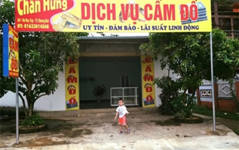 Hung thủ mang súng đến tận nhà bạn bắn ra đầu thú
