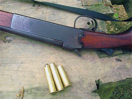 Mâu thuẫn trong quán hát, mang súng đến tận nhà bắn đối thủ