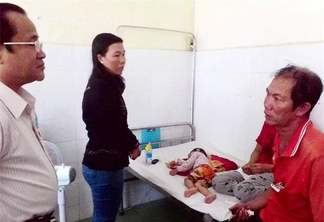 Người cha bật khóc kể lại lúc con co giật rồi tắt thở ở phòng cấp cứu