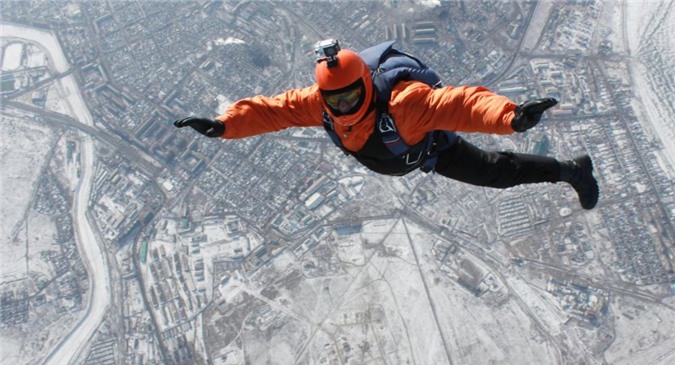 Nhà thể thao mạo hiểm Mỹ nhảy tự do từ trên máy bay xuống