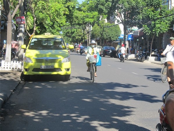 Tài xế chết bí ẩn trong xe taxi đang nổ máy