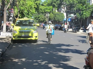 Tài xế chết bí ẩn trong xe taxi đang nổ máy