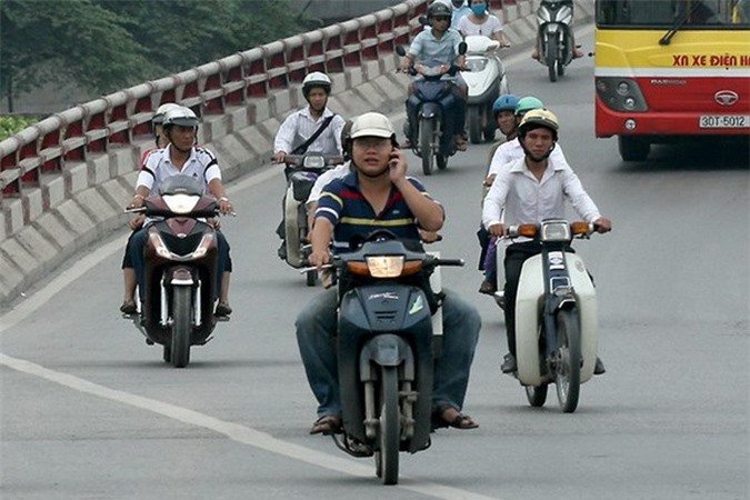 Từ ngày mai, nghe điện thoại khi đi xe máy bị phạt đến 200.000 đồng