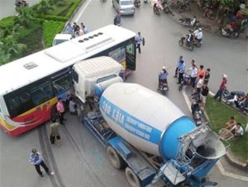 Xe bồn đâm giữa xe buýt, nhiều người thoát chết