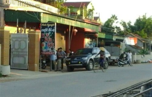 10 khách ẩu đả tại quán karaoke, một người bị đâm chết