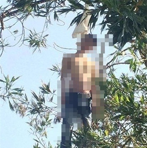 Bàng hoàng phát hiện thanh niên dùng áo sơ mi treo cổ tự tử