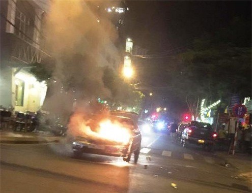 Hoảng hốt chứng kiến xế hộp bốc cháy giữa đường ở Đà Nẵng