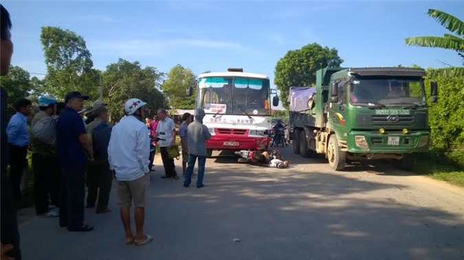 Xe máy đối đầu xe khách, một người chết tại chỗ
