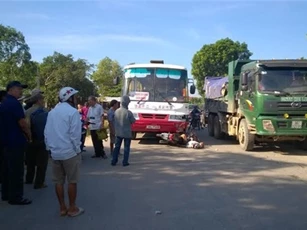 Xe máy đối đầu xe khách, một người chết tại chỗ