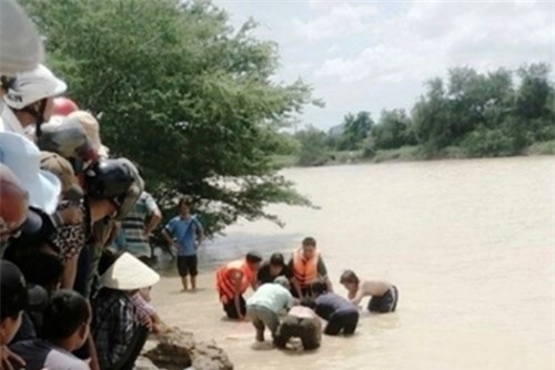 Xót thương hai mẹ con đuối nước vì chèo thuyền thúng qua sông