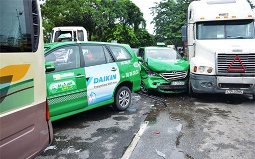 TP. HCM: Container húc 2 taxi chờ đèn đỏ, giao thông tê liệt
