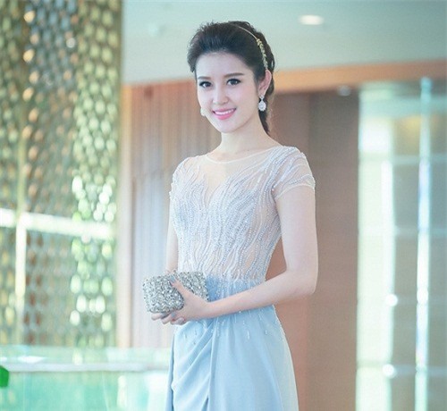 Huyền My lên tiếng sau khi bị tố làm trễ chuyến bay 30 phút