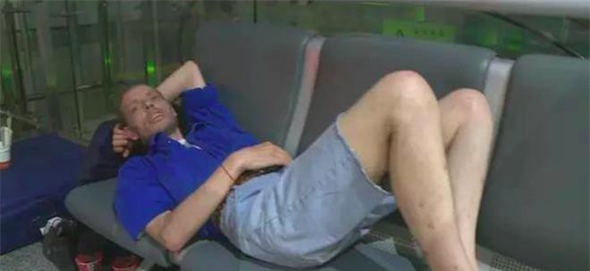 Kiệt sức phải nhập viện vì đợi bạn gái suốt 10 ngày ở sân bay