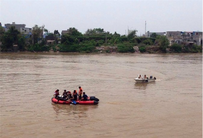 Người đàn ông bỏ lại xe đạp, gieo mình xuống sông tự tử