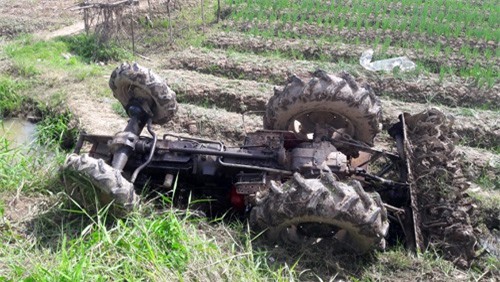 Người dân bất lực đứng nhìn nạn nhân bị xe máy cày đè chết