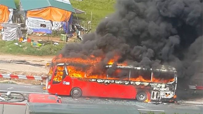 Ô tô khách cháy trơ khung trên cao tốc Pháp Vân - Cầu Giẽ 