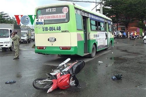 TP. HCM: Xe máy tông xe buýt, 1 người nguy kịch