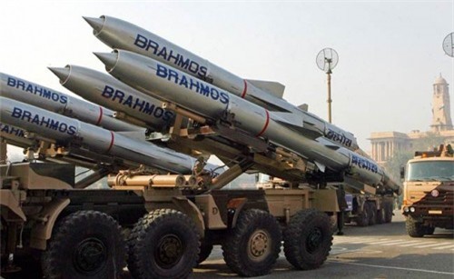 Ấn Độ điều 100 tên lửa BrahMos tới biên giới Trung Quốc