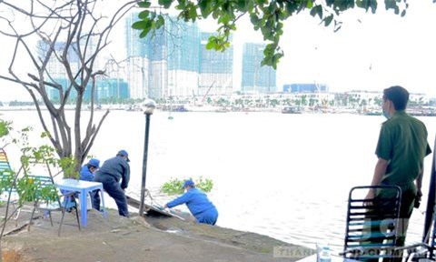 Bàng hoàng phát hiện thi thể thanh niên trên sông Sài Gòn