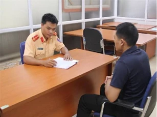 Công an làm việc với ông bố cho con 6 tuổi lái xe máy
