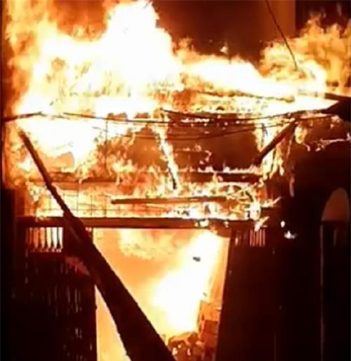 Hà Nội: Lửa cháy ngùn ngụt, thiêu rụi 1 xưởng gỗ trong đêm