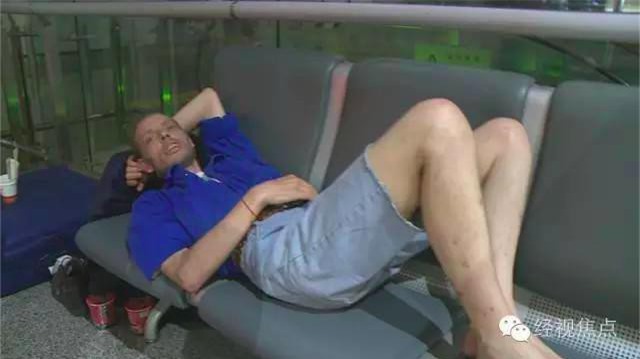 Người đàn ông Hà Lan kiệt sức chờ người yêu ở sân bay Trung Quốc