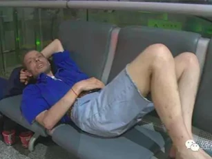 Người đàn ông Hà Lan kiệt sức chờ người yêu ở sân bay Trung Quốc