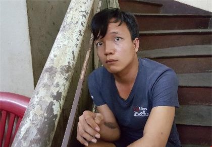 Thanh niên "ngáo đá" dùng dao uy hiếp cảnh sát giao thông